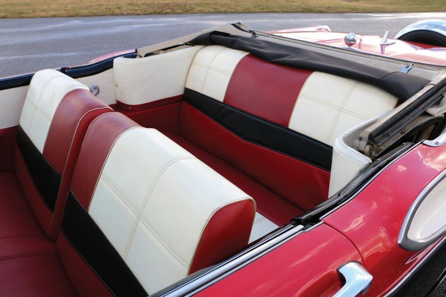 Интерьер Monarch Lucerne Convertible 1957 года  (фото 4 из 8)